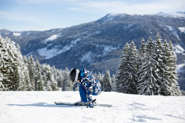 Lindo niño preescolar, esquiar en la estación de invierno austriaca en una clea —  Fotos de Stock