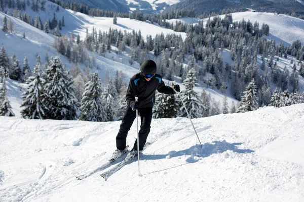 Jeune homme, ski dans les Alpes autrichiennes — Photo