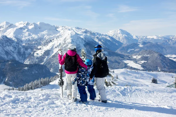 Gelukkige familie, moeder, vader en twee kinderen, Skiën — Stockfoto