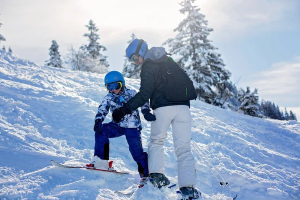 Vader en zoon, vader en kind, samen skiën in het Oostenrijkse resor — Stockfoto
