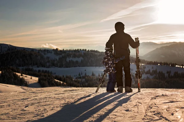 Padre e figlio, papà e bambino, sciare insieme nel resor austriaco — Foto Stock