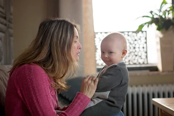Jonge moeder, haar peuter jongen, borstvoeding hield hem thuis — Stockfoto