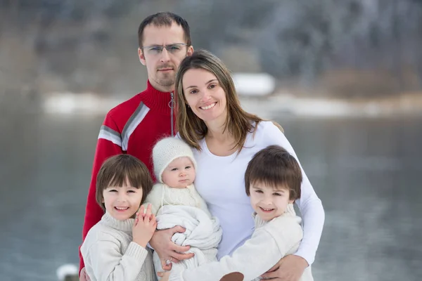 Szczęśliwa rodzina, matka, ojciec i troje dzieci, posiadanie rodziny p — Zdjęcie stockowe