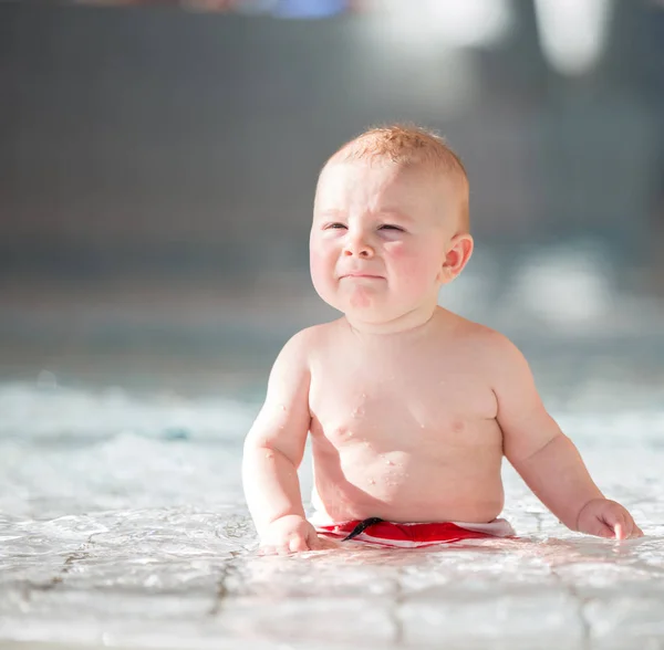 Piccolo bambino carino, che nuota felicemente in una piscina poco profonda — Foto Stock