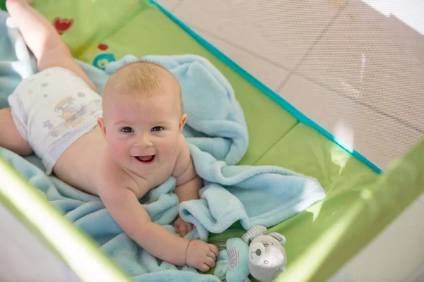 小可爱的男孩, 在一个移动婴儿床上玩玩具在苏 — 图库照片
