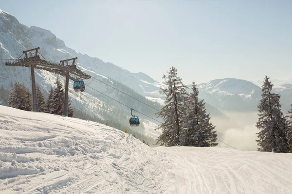 Paysage paysager dans les Apls autrichiens dans le domaine skiable, neige d'hiver lan — Photo