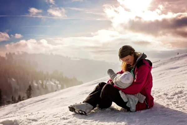 若い母親は、母乳育児の山の頂上に彼女の男の子 — ストック写真