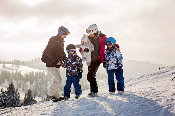 Hermosa familia con niños, esquiando en una zona de paisaje en Austria — Foto de Stock