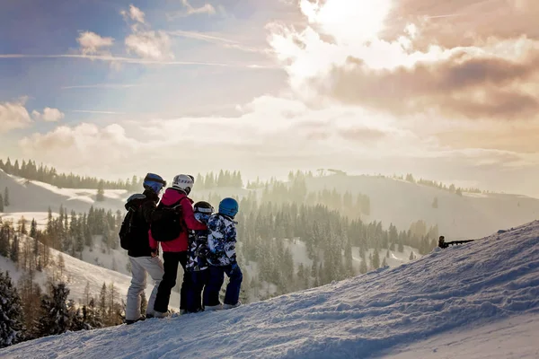 Belle famille avec enfants, ski dans un domaine paysager en Autriche — Photo