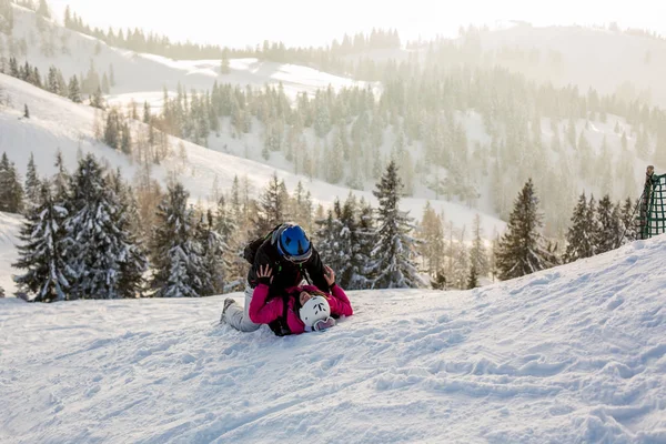 Bella famiglia con bambini, sciare in una zona scenario in Austria — Foto Stock