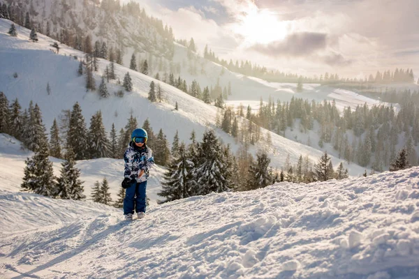 Mignon enfant d'âge préscolaire, garçon, ski heureux en autrichien Apls — Photo