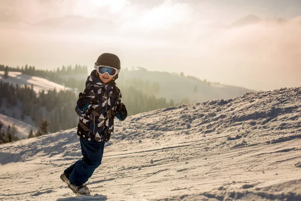 Lindo niño preescolar, niño, esquiar felizmente en Austria Apls —  Fotos de Stock