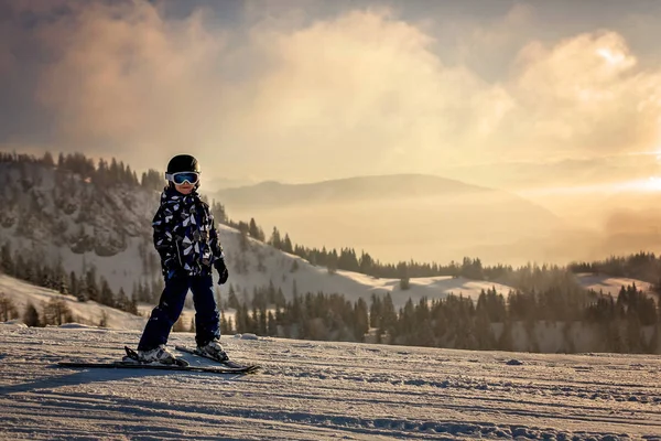 Lindo niño preescolar, niño, esquiar felizmente en Austria Apls —  Fotos de Stock
