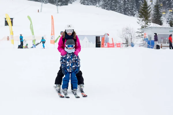Bella giovane mamma e il suo bambino in età prescolare, sciare nel mountai — Foto Stock