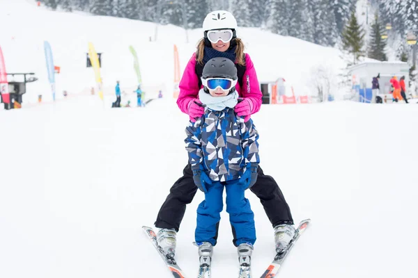 Όμορφη νεαρή μαμά και το αγόρι της προσχολικής ηλικίας, σκι στο το ορε — Φωτογραφία Αρχείου