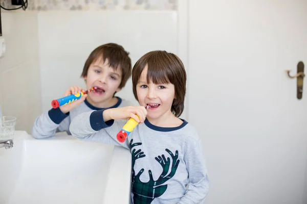 Προσχολικής ηλικίας αγόρια, βούρτσισμα των δοντιών τους στο μπάνιο — Φωτογραφία Αρχείου