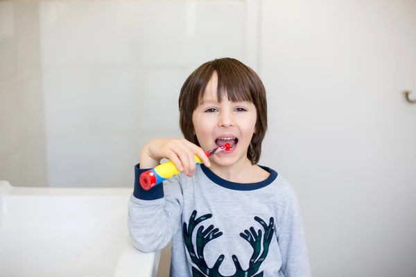 Niños preescolares, cepillándose los dientes en el baño —  Fotos de Stock