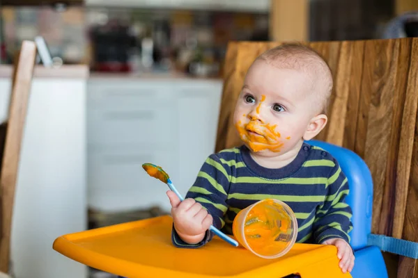 Pequeño niño, comiendo puré de alimentos por primera vez —  Fotos de Stock