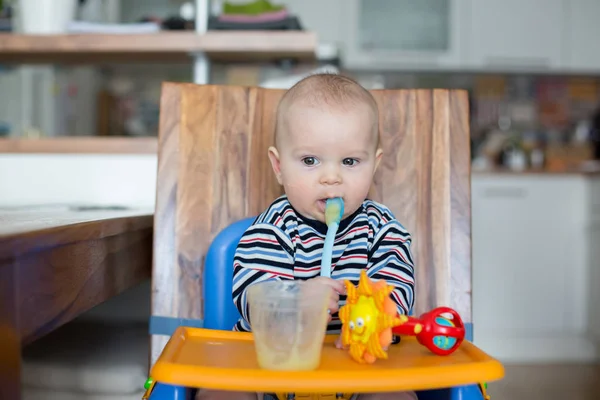 처음으로 으깬된 음식을 먹고 작은 아기 — 스톡 사진