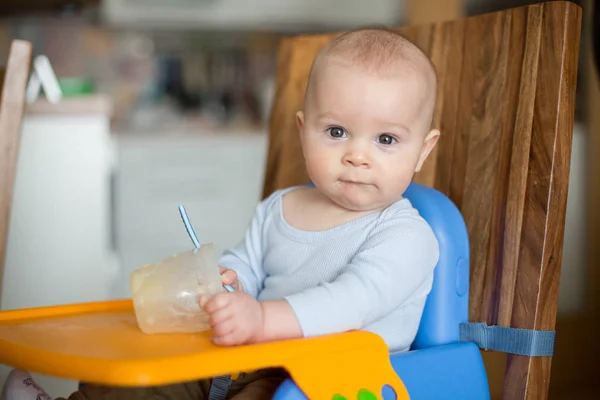 Μικρό αγοράκι, τρώγοντας αλεσμένες τροφές για πρώτη φορά — Φωτογραφία Αρχείου