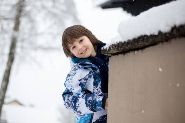 Sevimli çocuk, Bahçe, kış aylarında kar ile oynamak