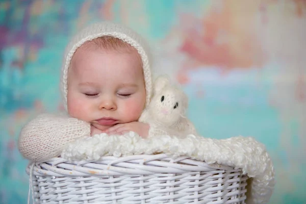 Little cute baby boy, dressed in handmade knitted white teddy be — Stock Photo, Image