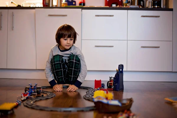 Enfant garçon jouant dans le salon avec un train jouet — Photo