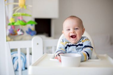 Püresi sebze yemek için şirin küçük bebeğim anne fe