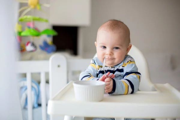 Lindo bebé, comiendo puré de verduras para el almuerzo, mamá fe —  Fotos de Stock