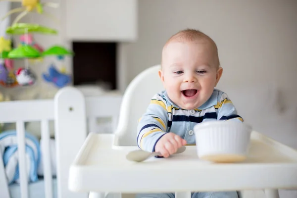 Милый маленький мальчик, ест пюре на обед, мама фи — стоковое фото