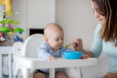 Püresi sebze yemek için şirin küçük bebeğim anne fe