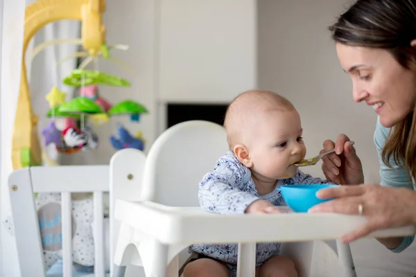 Aranyos kis baby boy, tört zöldséget eszik ebédre, mama fe — Stock Fotó