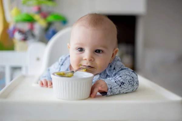 귀여운 작은 아기, 점심, 으깬된 야채를 먹는 엄마 fe — 스톡 사진