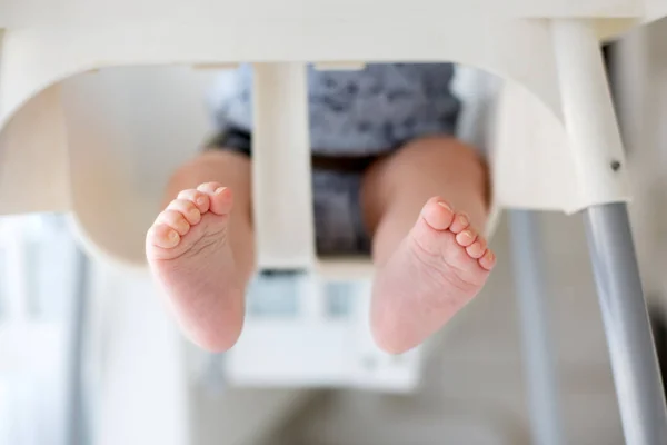 Schattige kleine peuter jongen, spelen met kunststof eieren, zittend in een — Stockfoto