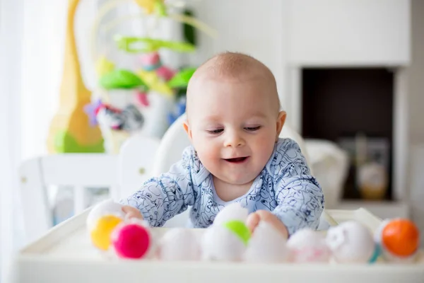 可爱的小蹒跚学步的男孩, 玩塑料鸡蛋, 坐在一个 — 图库照片