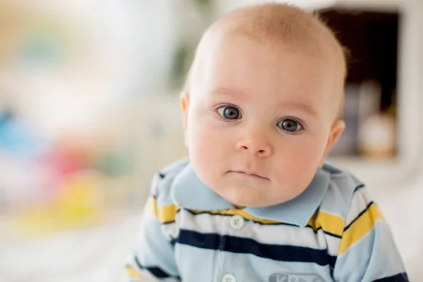 Porträt eines niedlichen Säuglings. Konzept der glücklichen Kindheit. — Stockfoto