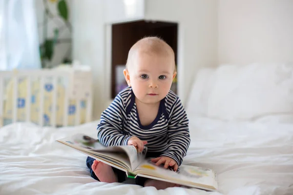 かわいい幼児男の子の肖像画。幸せな子供時代のコンセプト. — ストック写真