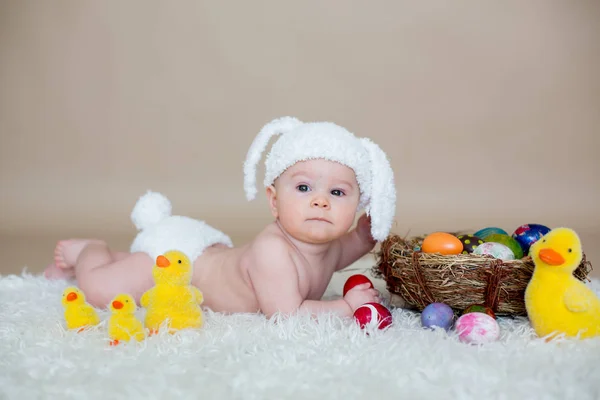 Lindo niño pequeño bebé, jugando con huevos de Pascua coloridos —  Fotos de Stock