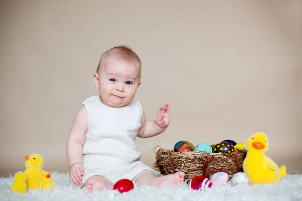 Renkli Paskalya yumurtaları ile oynayan sevimli küçük yürümeye başlayan çocuk oğlu, — Stok fotoğraf