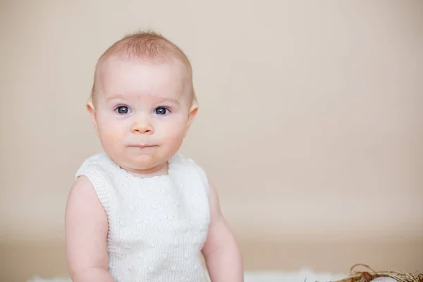 Bonito menino da criança, brincando com ovos coloridos de páscoa — Fotografia de Stock