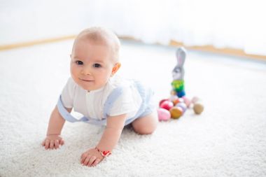 Sevimli küçük yürümeye başlayan çocuk, bebek çocuk, güneşli oturma odası oynamak içinde