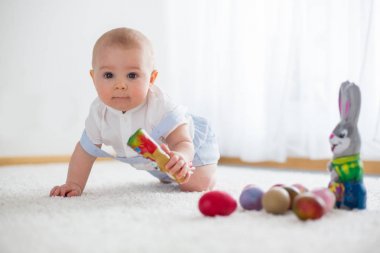 Sevimli küçük yürümeye başlayan çocuk, bebek çocuk, güneşli oturma odası oynamak içinde