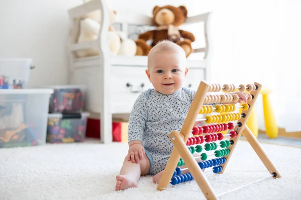 Ładny mały chłopczyk, grając z abacus w domu — Zdjęcie stockowe