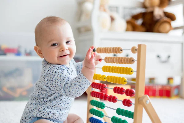 Mignon petit garçon, jouer avec abaque à la maison — Photo