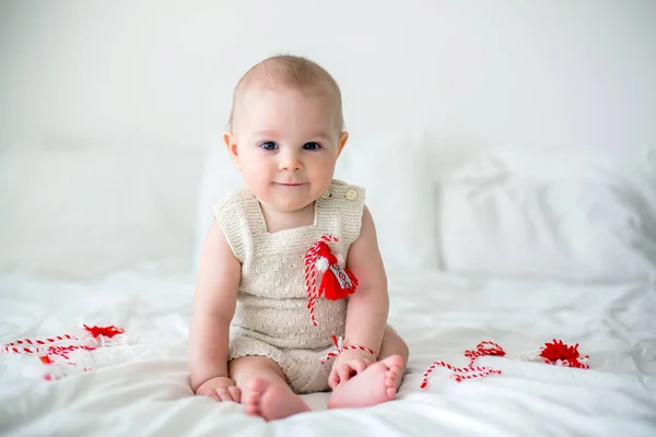 白と赤のブレスレットと遊ぶかわいい赤ちゃん幼児の少年 — ストック写真