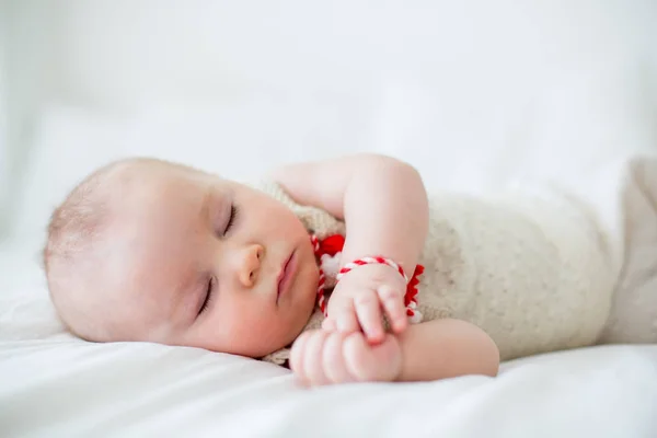 Menino Bebê Bonito Dormindo Com Pulseira Branca Vermelha Martenitsa Estirpes — Fotografia de Stock