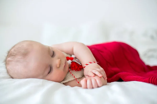 Bébé Garçon Tout Petit Mignon Dormant Avec Bracelet Blanc Rouge — Photo