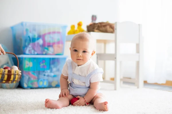 Aranyos kis tipegő gyermek, baba fiú, napfényes nappali szórakozik — Stock Fotó