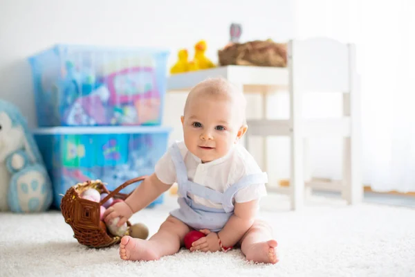 Söt liten toddler barn, pojke, i soligt vardagsrum blåst — Stockfoto