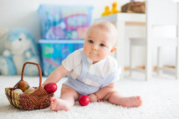 Roztomilé malé batole dítě, chlapeček, v obývací pokoj hraju — Stock fotografie